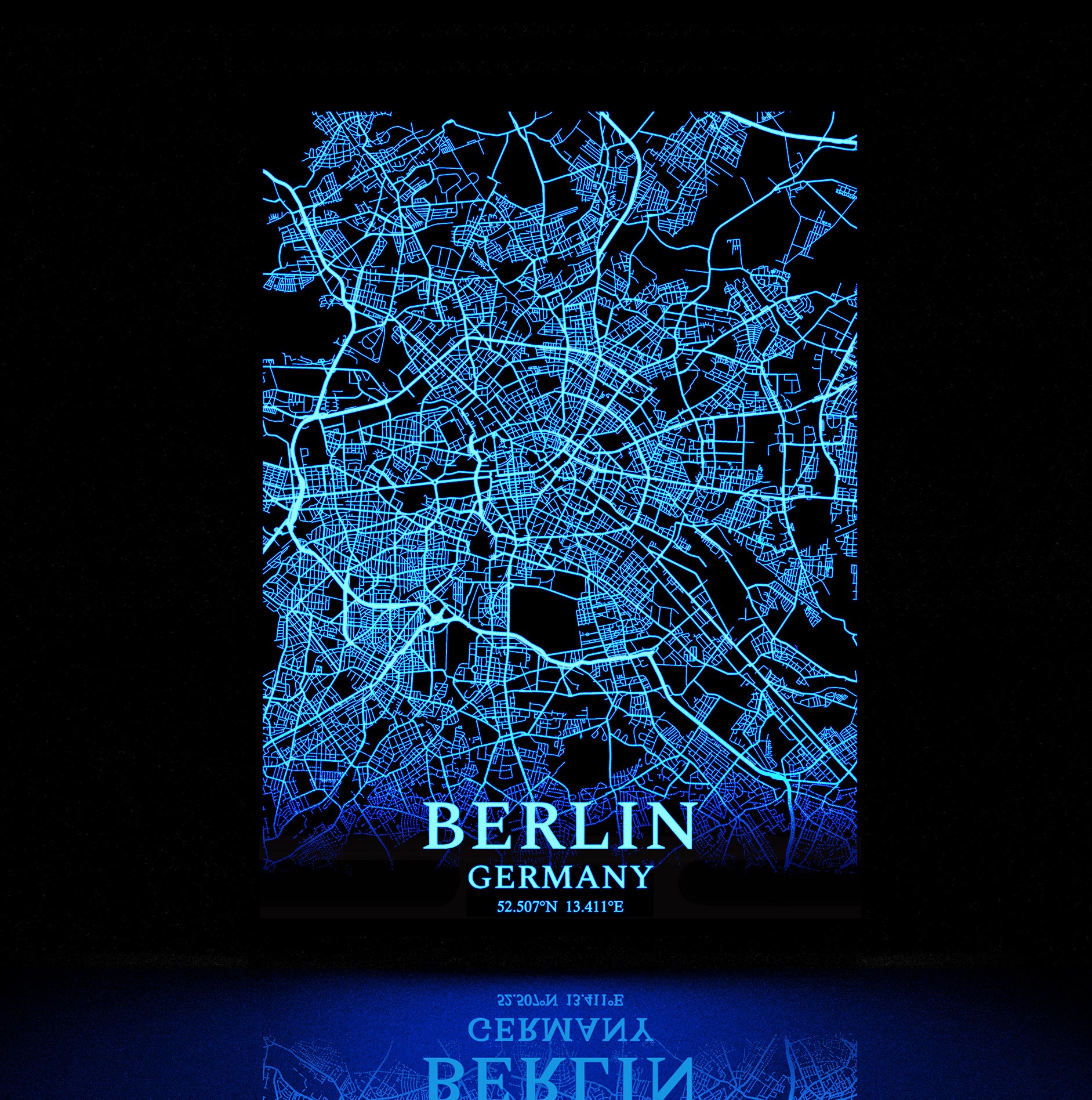 Bykort over Berlin, der lyser i mørket med lyseblå glød.