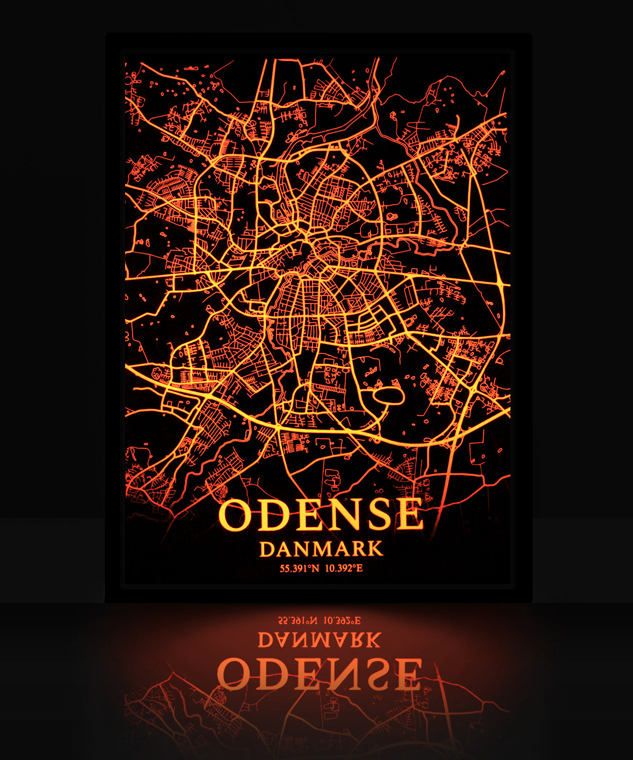 Bykort af Odense, der lyser i mørket med rød glød
