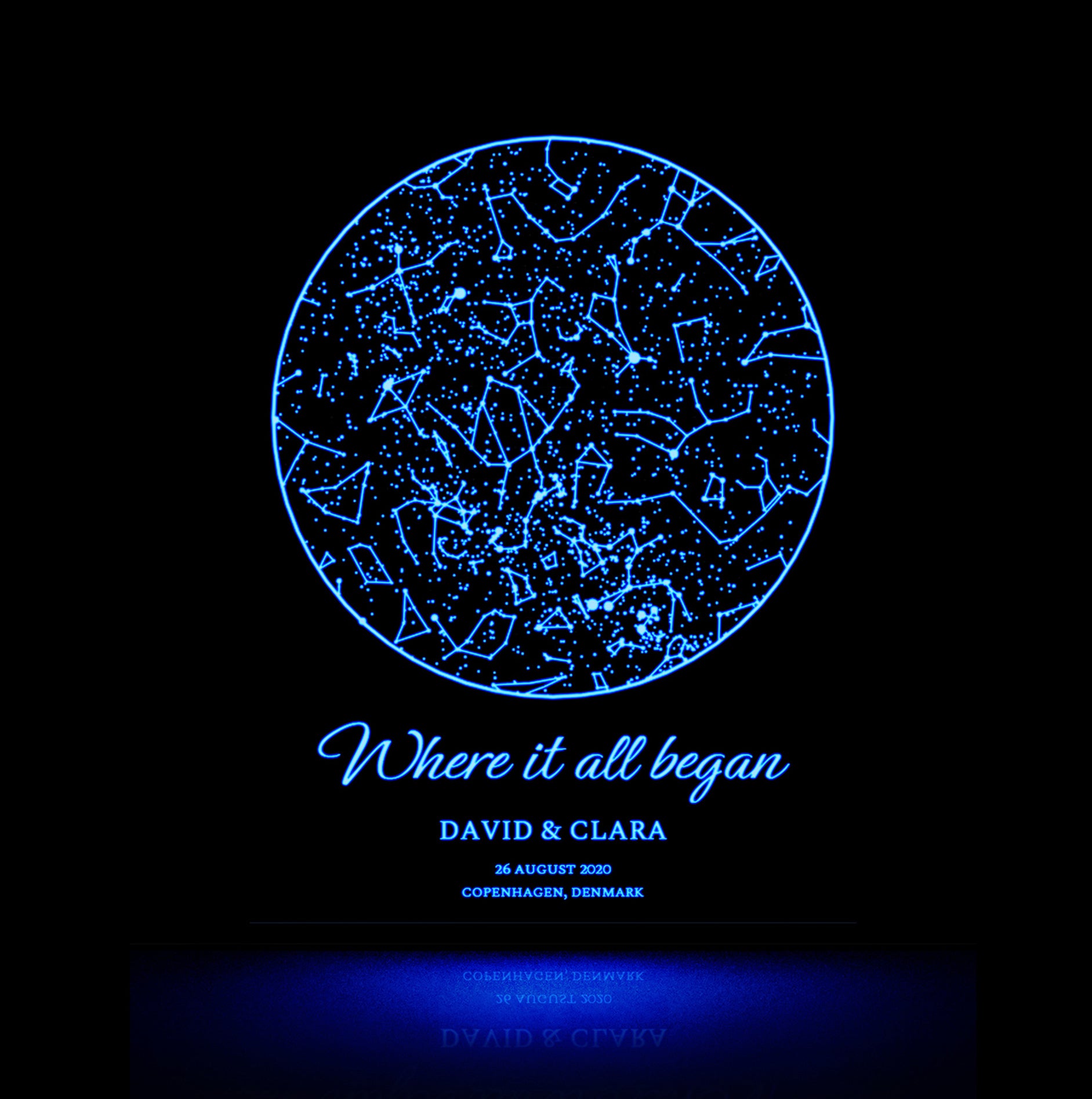 Personligt stjernekort, der lyser i mørket med en lyseblå glød.