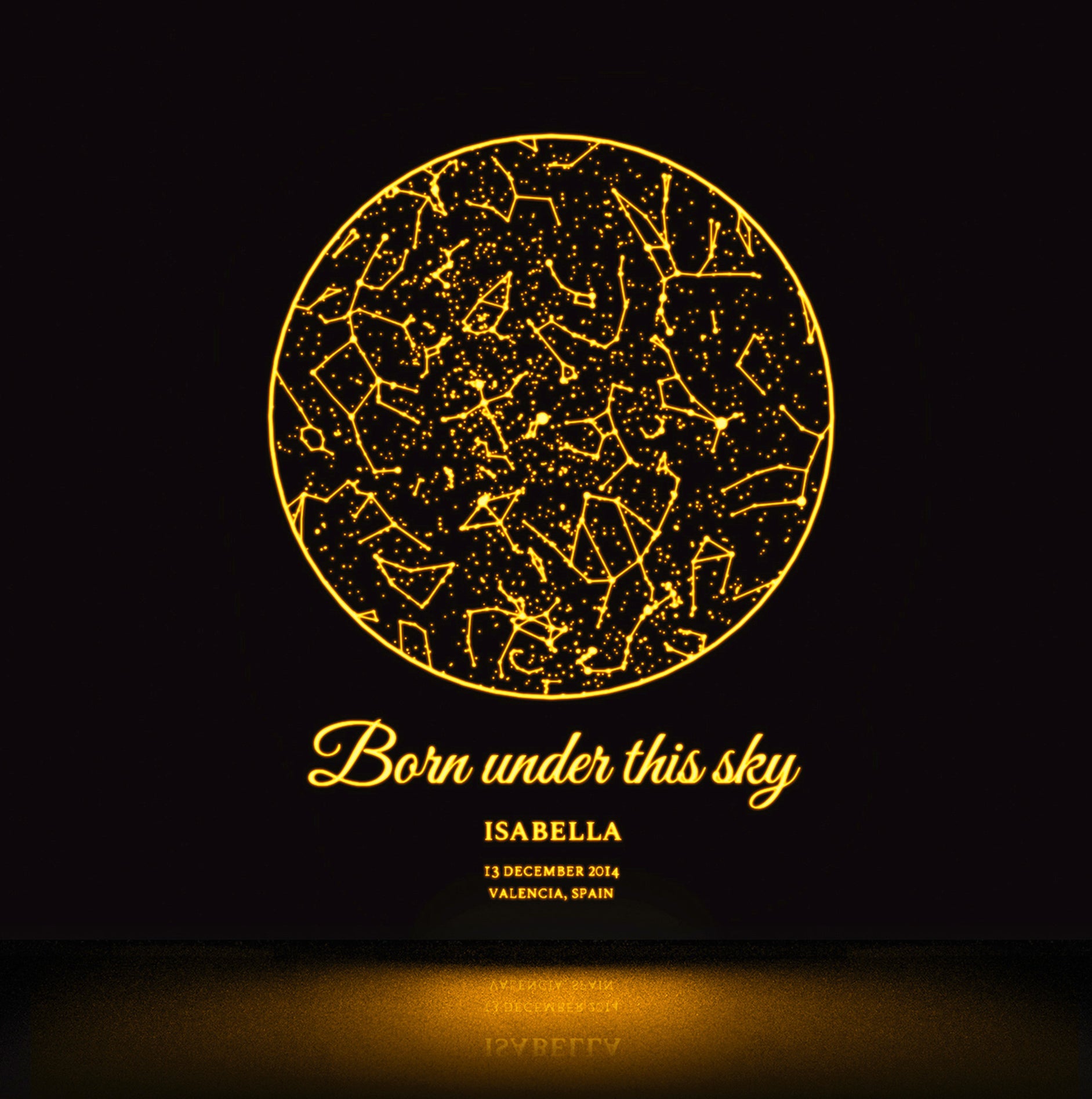 Personligt stjernekort, der lyser i mørket med en gul glød.