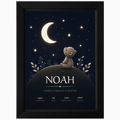 Personligt Første Eventyr LED-billede med navnet Noah, bamse, måne og stjerner i dagslys