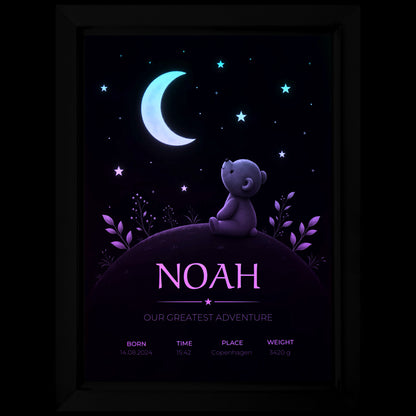 Personligt Første Eventyr LED-billede med navnet Noah, bamse, halvmåne og stjerner oplyst i blåt og lilla lys