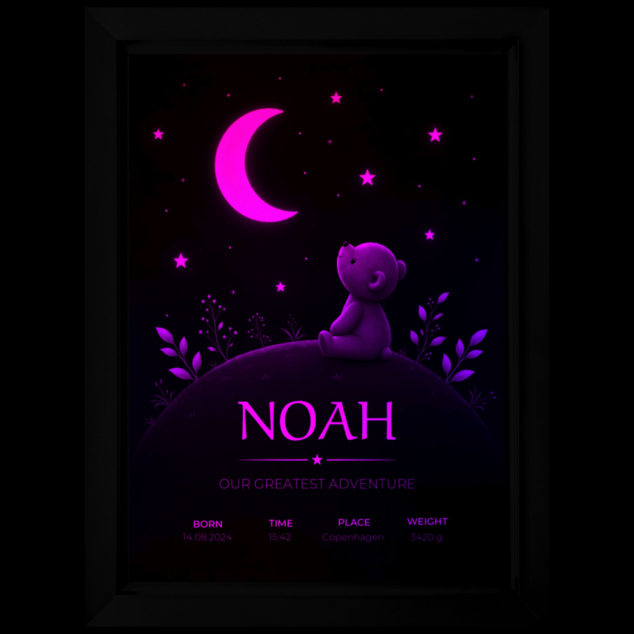 Personligt Første Eventyr LED-billede med navnet Noah, bamse, halvmåne og stjerner oplyst i pink og lilla lys