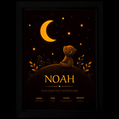 Personligt Første Eventyr LED-billede med navnet Noah, bamse, halvmåne og stjerner oplyst i orange lys